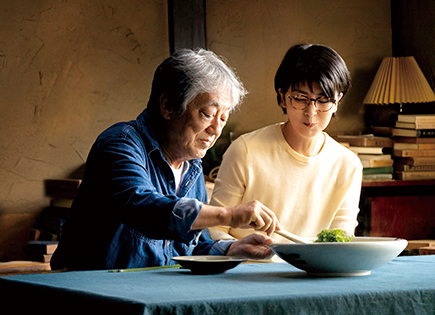 映画『土を喰らう十二ヵ月』の1シーン。右に松たか子、左に沢田研二がいる食事のシーン。