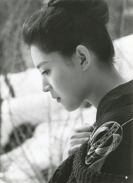 映画『秋津温泉』のワンシーン。和服を着た女優の横顔。