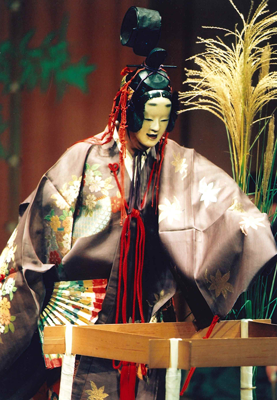 舞台上で能『井筒』を演じている様子
