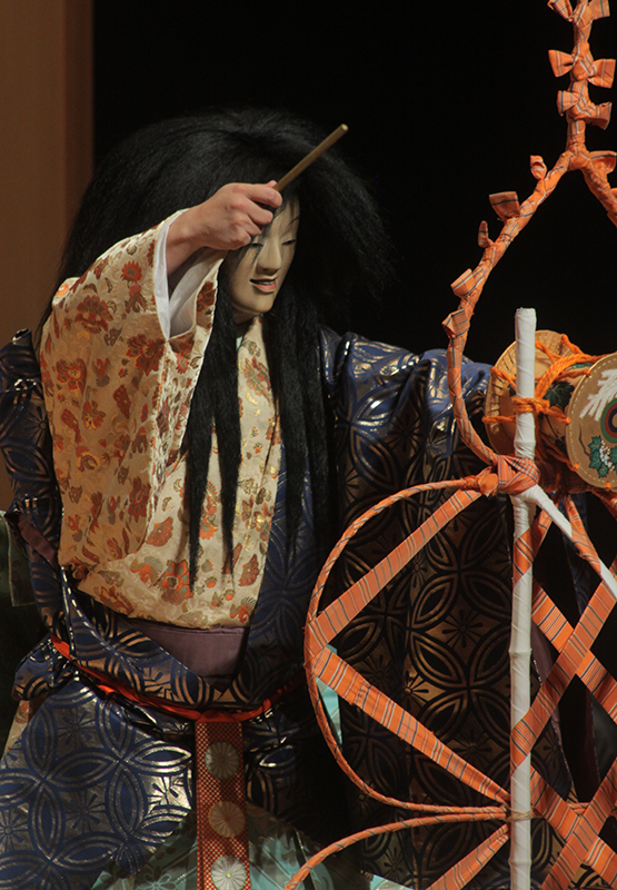 舞台上で能『天鼓』を演じている様子