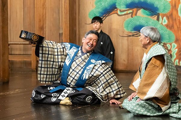 狂言『素袍落(すおうおとし)』の舞台の様子