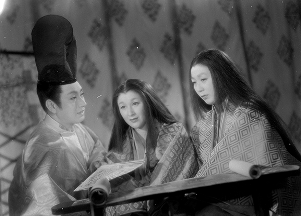 映画『源氏物語』のワンシーン。扇子を持つ光源氏と二人の女性。