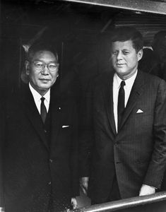 大統領専用ヨット　ハニー・フィッツ号での左よりジョン・F・ケネディ大統領と池田勇人総理のツーショット写真