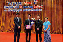"Photo taken when given Award from the Ministry of Education, Thailand for long years of contributions to
secondary-level Japanese-language education"