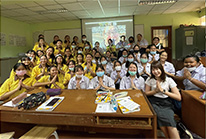 Photo of the online lesson support by former NIHONGO Partners