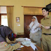 民族衣装の女性と洋服の男性がディスカッションをしている様子