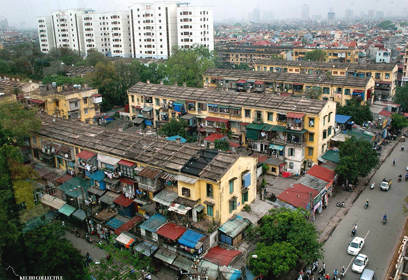 高所から見下ろした黄色い壁が特徴的な古い団地