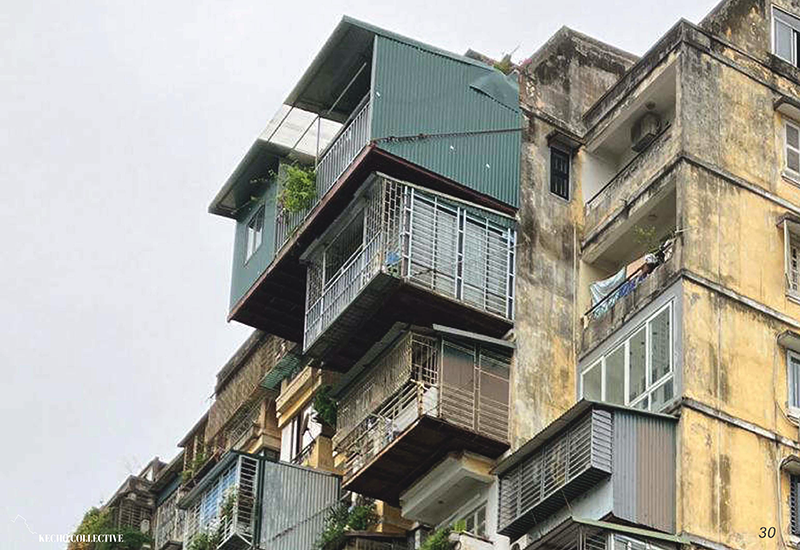 団地の各階層の住居の中層上層の部屋の窓側から、巨大なバルコニーのように、ケージのような構築物が突き出している