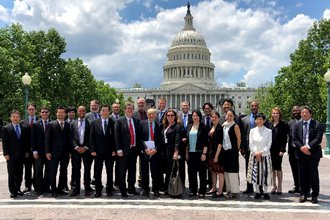 プログラム参加者のホワイトハウス前の集合写真