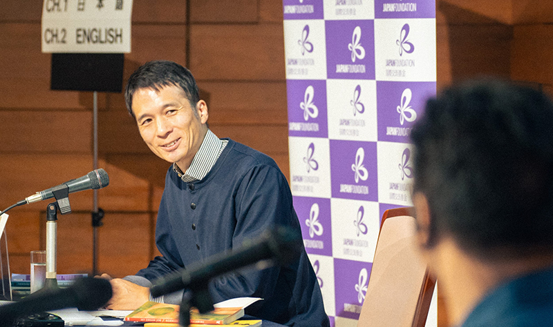 トークセッションにてパオロ氏に作品について質問をする藤井氏の写真
