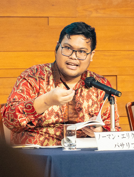 Photo of Mr. Norman answering Mr. Fujii's questions