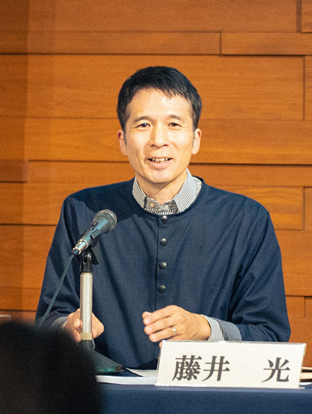 Photo of Mr. Fujii asking Mr. Norman a question