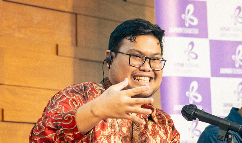 Photo of Mr. Norman explaining the poem Leaflet