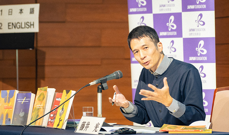 Photo of Mr. Fujii asking about the English translation of the poem