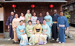 地方研修での着付け体験(金沢)の集合写真