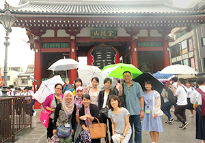 東京見学(浅草・雷門前)の集合写真