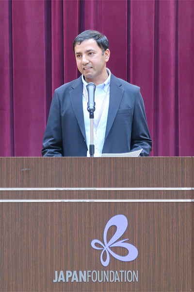 演壇で講話をするイスオル氏